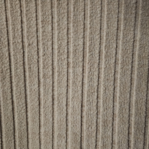 *FREE IN A BUNDLE* Ribbed Cream Knit Cropped Long Sleeve Top - Picture 4 of 4